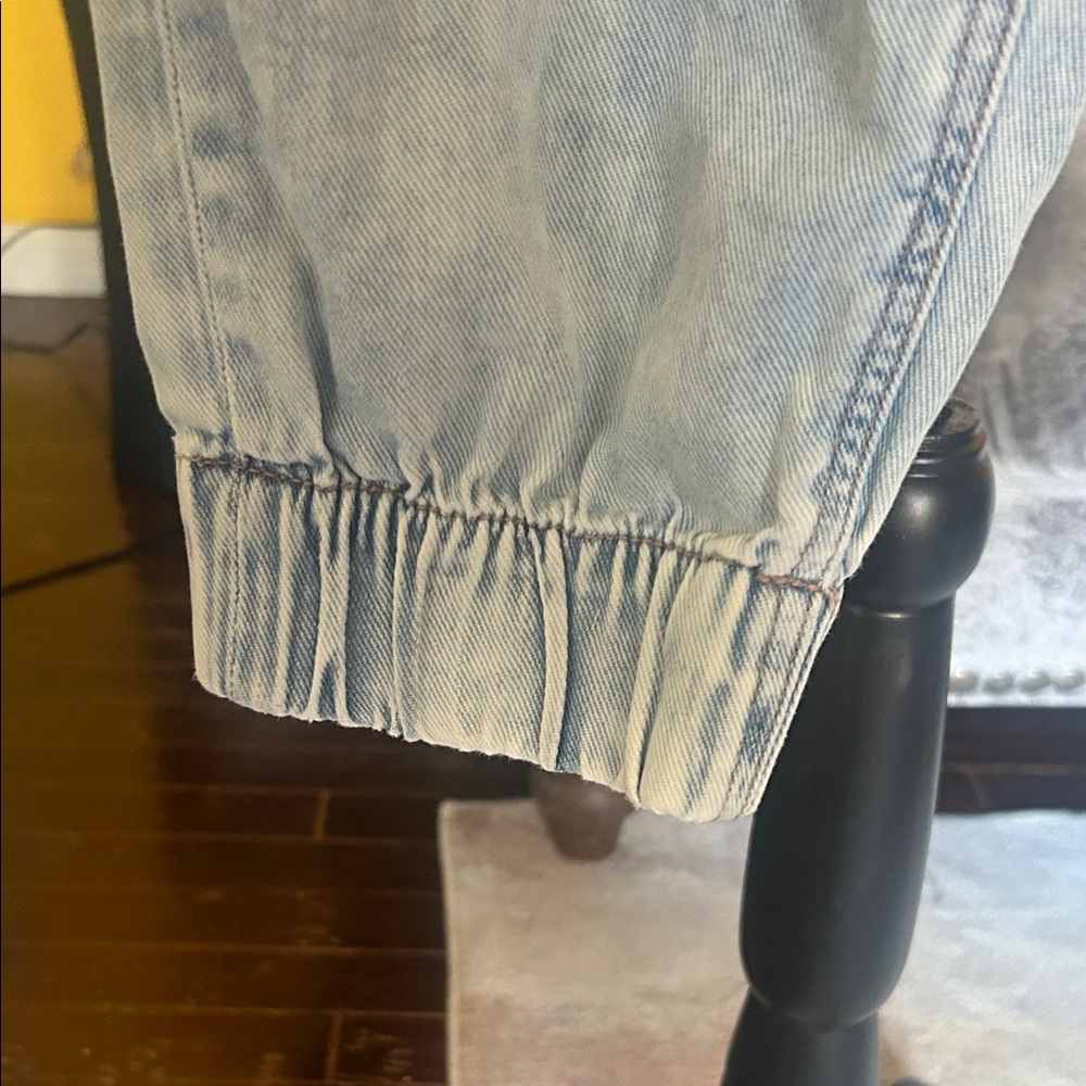 American Eagle Outfitters Light Acid Wash Cargo Women Jeans - Picture 6 of 9